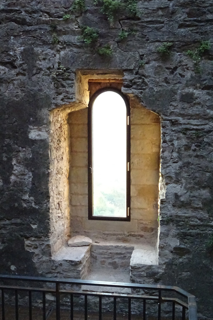 Tour Carrée de Colombières rénovée : le mur Sud vu de l'intérieur