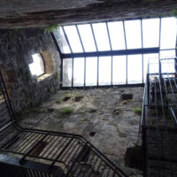 Tour Carrée de Colombières rénovée : l'intérieur en contre-plongée