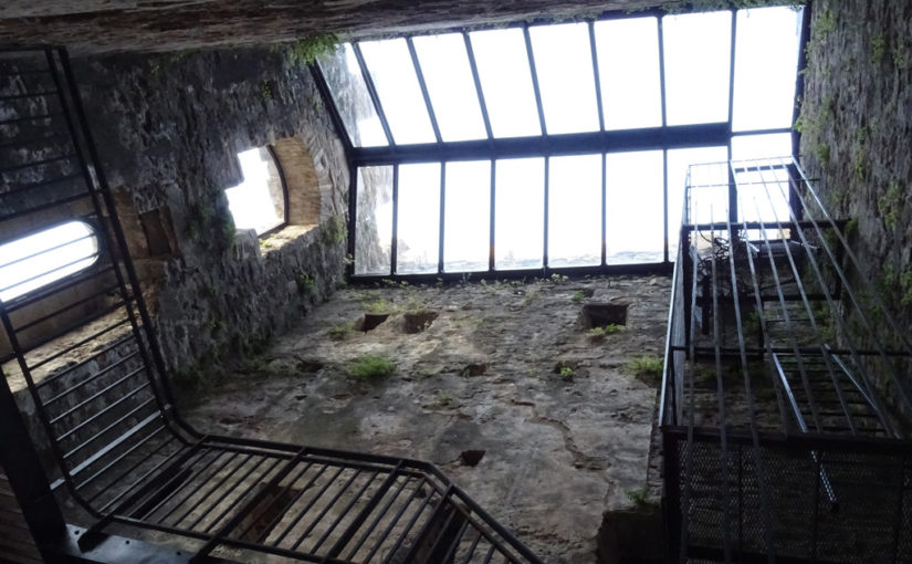 Tour Carrée de Colombières rénovée : l'intérieur en contre-plongée