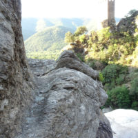 Tour Carrée de Colombières vue du Caroux : canal d'irrigation taillé dans la roche